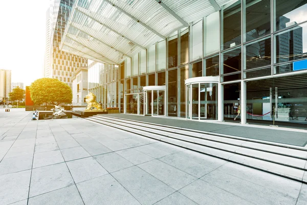 Moderno edificio de oficinas en Shanghai desde el sendero — Foto de Stock