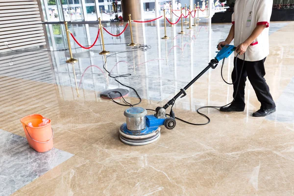 Menschen polieren Fußboden in Innenräumen — Stockfoto