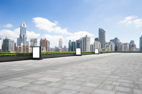 Paisagem urbana e horizonte de Xangai a partir de piso de tijolo — Fotografia de Stock