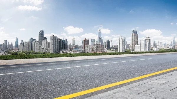 Panoráma města a panorama Šanghaje z prázdné silnice — Stock fotografie
