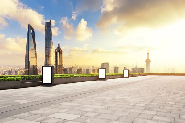 Stadsbilden och skyline av Shanghai från tegel golv — Stockfoto