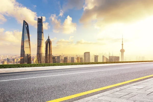 Paisaje urbano y horizonte de Shanghai desde la carretera de asfalto — Foto de Stock