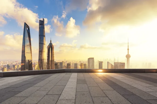 Skyline en skyline van Shanghai van bakstenen vloer — Stockfoto