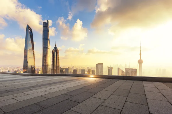 Paysage urbain et skyline de Shanghai à partir de plancher de brique — Photo