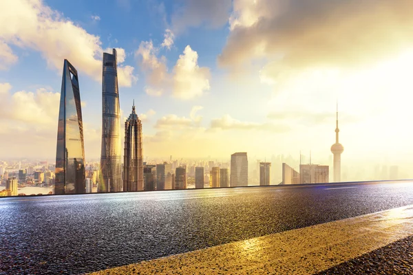 Paesaggio urbano e skyline di Shanghai dalla strada asfaltata — Foto Stock