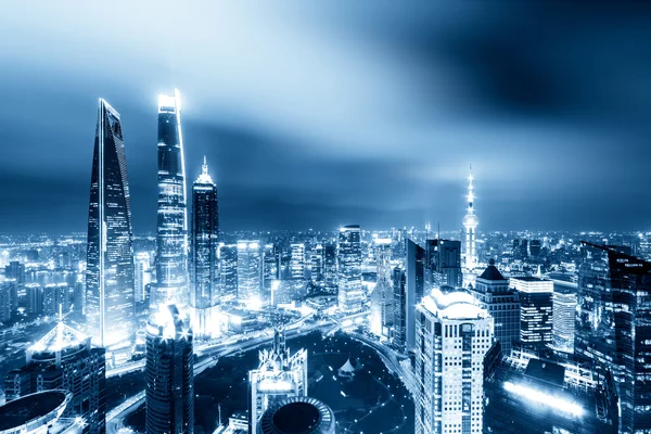 Paesaggio urbano e skyline di Shanghai al crepuscolo — Foto Stock