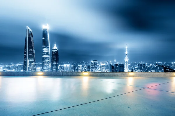 Paisaje urbano y horizonte de Shanghai desde el suelo de ladrillo —  Fotos de Stock