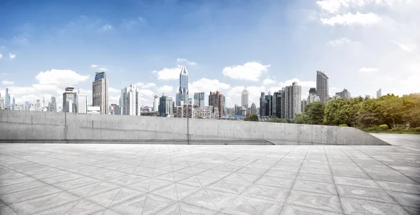 Panoráma města a panorama Šanghaje od cihlové podlahy — Stock fotografie