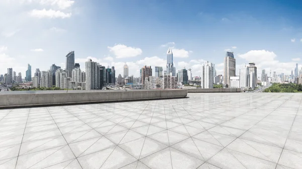 Városkép és a skyline a Shanghai tégla padlón — Stock Fotó