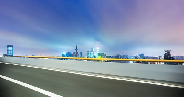 Városképet gazdagító épületnek szánták és aszfalt úton a Shanghai-i skyline — Stock Fotó