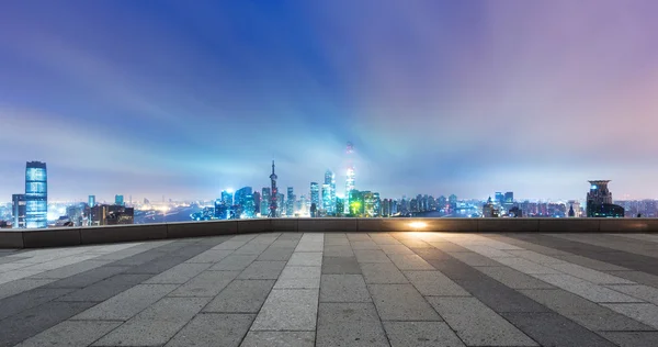도시 및 벽돌 바닥에서 상하이의 스카이 라인 — 스톡 사진