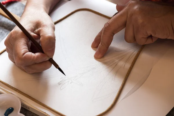 Quelqu'un dessine sur un ventilateur en papier — Photo