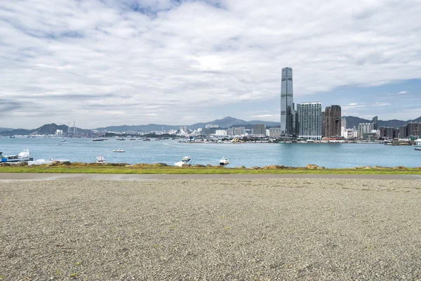 Moderní budovy v Hong Kongu od silnice — Stock fotografie