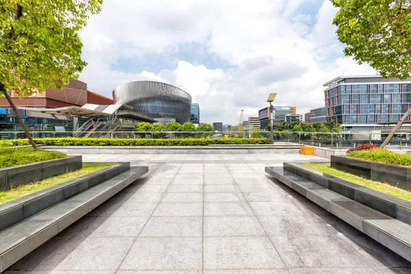 Edifici astratti a Shanghai dal sentiero nel parco — Foto Stock