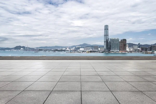 Kantoorgebouwen in Hongkong vanaf de vloer — Stockfoto