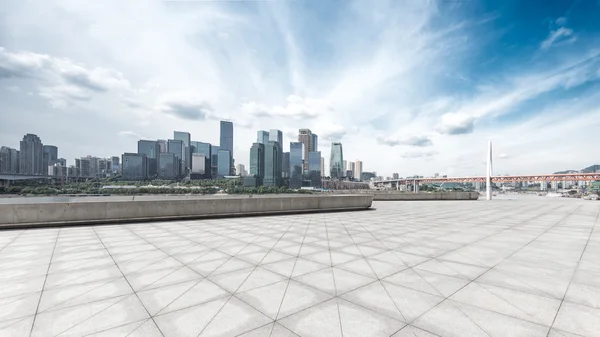 Stadtbild und Skyline von Chongqing aus dem leeren Boden — Stockfoto