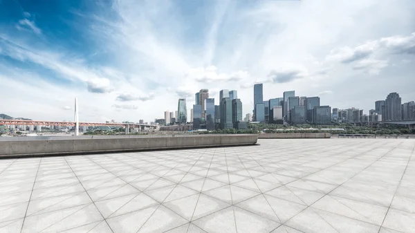 Paesaggio urbano e skyline di Chongqing dal pavimento vuoto — Foto Stock