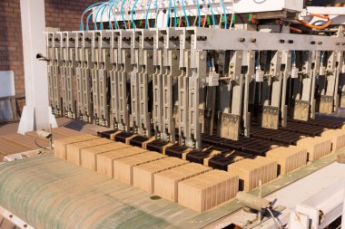 tuğla sıkıştırma şekillendirme