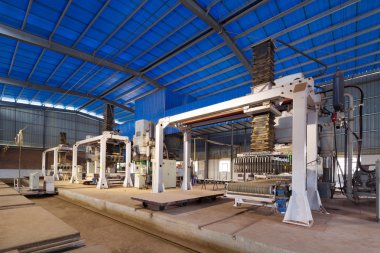 Tuğla fabrikasında üretim hattı