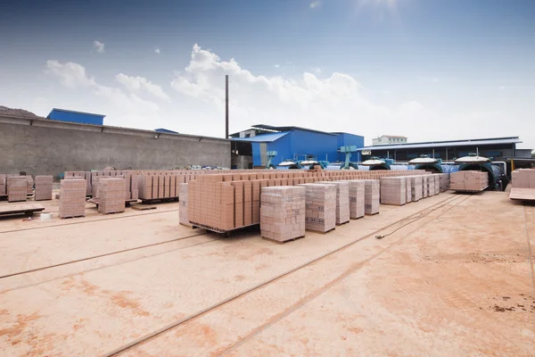 Salida de ladrillos en almacén —  Fotos de Stock