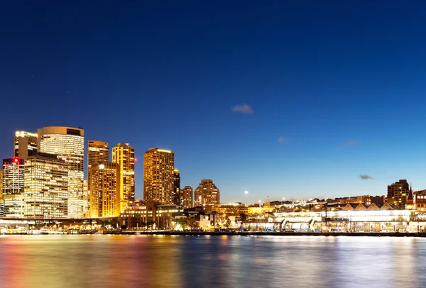 Paisagem urbana de sydney ao anoitecer — Fotografia de Stock