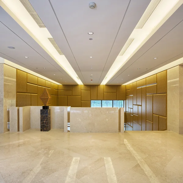 Modern irodában, folyosón csúcsminőségű díszítéssel — Stock Fotó