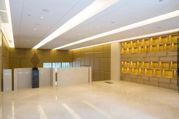 Modernes Büro, Flur mit erstklassiger Dekoration — Stockfoto