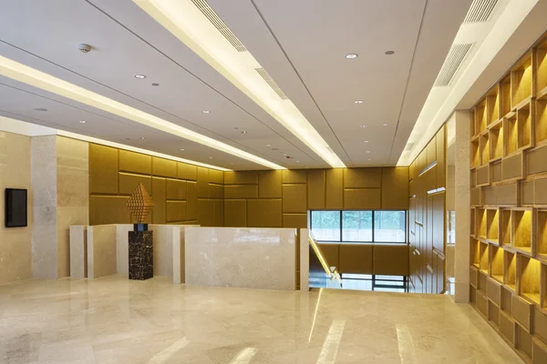 Oficina moderna, pasillo con decoración de primer grado — Foto de Stock