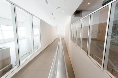 Modern ofis koridorunda tekerlekli sandalye yolu ile