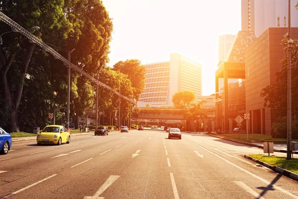 Sulla strada urbana durante il tramonto — Foto Stock