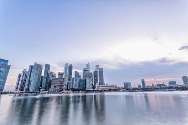 Welvarende stadsgezicht van waterfront, buitenkant van gebouwen — Stockfoto