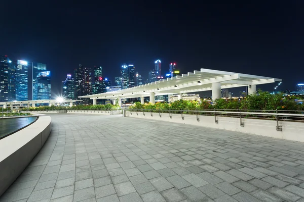 Pavimento en el techo del edificio y paisaje urbano por la noche — Foto de Stock