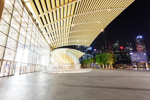 Illuminated urban building exterior — Stock Photo, Image