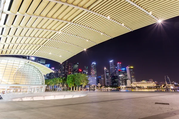 Illuminated urban building exterior — Stock Photo, Image