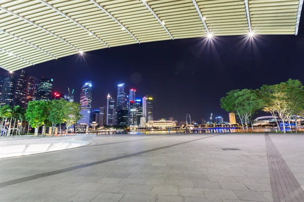 Illuminated urban building exterior — Stock Photo, Image