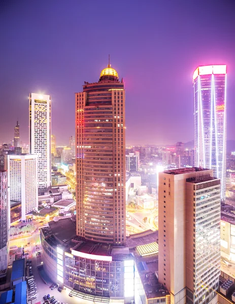 Welvarende stedelijke skyline in de nacht — Stockfoto