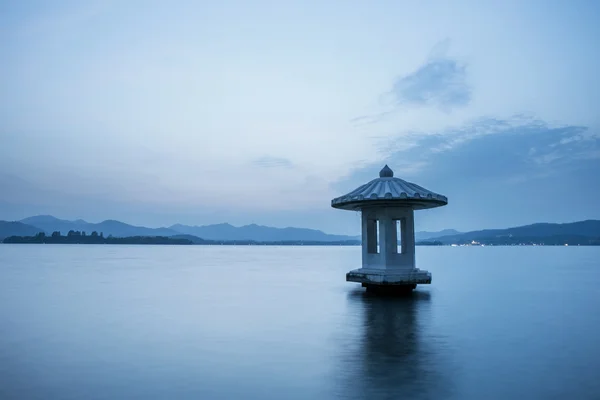 Paisaje acuático del lago en el crepúsculo, china — Foto de Stock