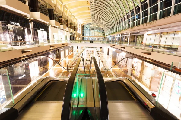 SINGAPORE - July 1: The Shoppes at Marina Bay Sands interior on — Stock Photo, Image