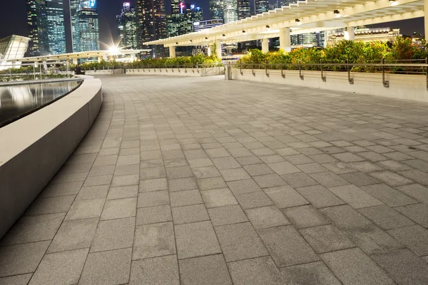 Pavimentazione sul tetto dell'edificio e paesaggio urbano di notte — Foto Stock