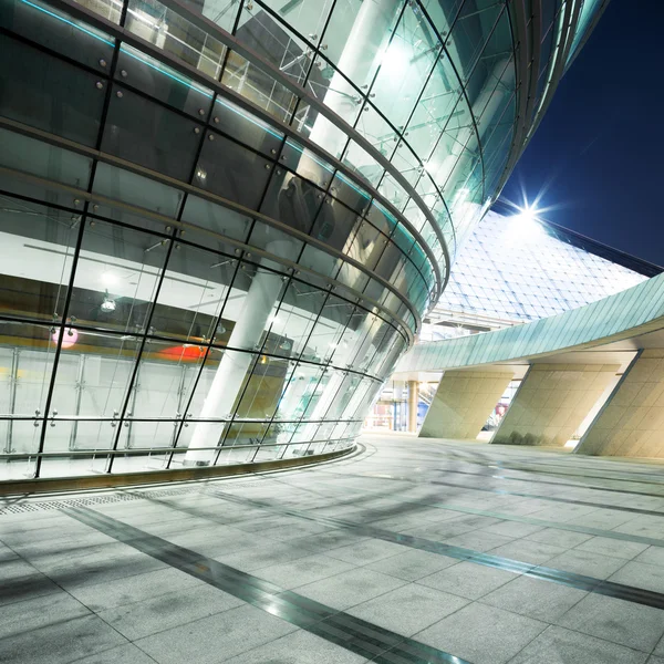 Modern byggnad exteriör på natten — Stockfoto