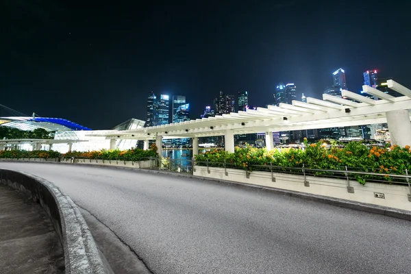 Тротуар на даху будівлі і міський пейзаж вночі — стокове фото