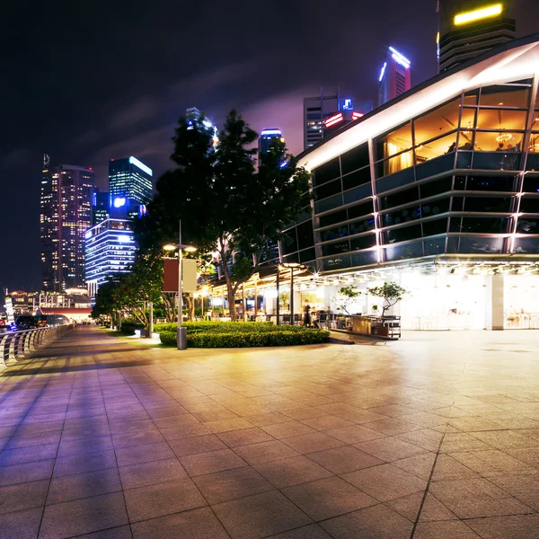 夜晚的现代建筑外部 — 图库照片