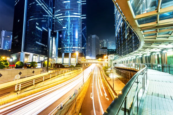 Stedelijke stad verkeerslicht routes bij nacht — Stockfoto