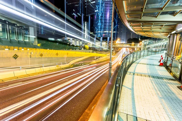 Stedelijke stad verkeerslicht routes bij nacht — Stockfoto