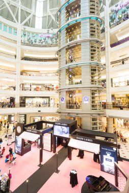 alışveriş merkezine meşgul insanlar