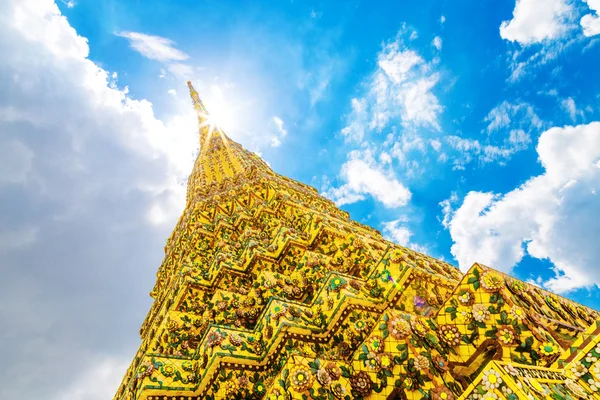 De top van buddism tempel in thailand — Stockfoto