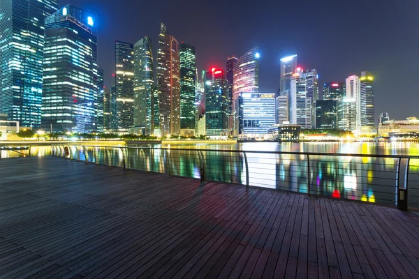 Paisagem urbana moderna próspera à noite — Fotografia de Stock