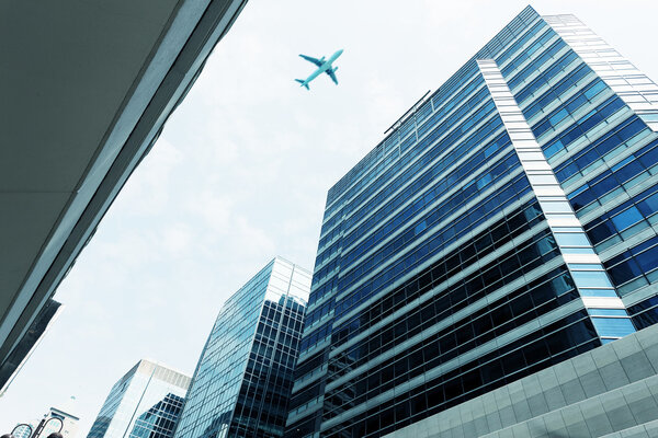 Небоскрёб с силуэтом самолёта
