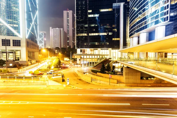 Stedelijke stad verkeerslicht routes bij nacht — Stockfoto