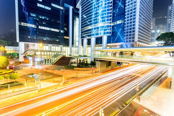 Stedelijke stad verkeerslicht routes bij nacht — Stockfoto